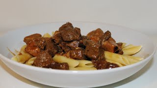 Einfaches Gulasch  Rezept von Oma  Kochnoob [upl. by Nigrom642]